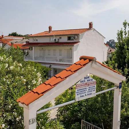 Holiday home Ferien Haus Mit Bestway-pool,parking,garten ,grill,3 Terrassen *